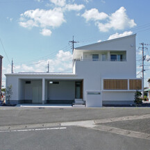 ガレージのデザイン｜白を基調としたシンプルなガレージ｜岡山・倉敷のおしゃれな注文住宅を手がける工務店によるデザイナーズ住宅｜岡山・倉敷でおしゃれな注文住宅を手がける工務店【意匠堂】