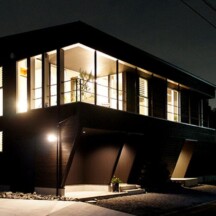 ガレージのデザイン｜夜のガレージ｜岡山・倉敷のおしゃれな注文住宅を手がける工務店によるデザイナーズ住宅｜岡山・倉敷でおしゃれな注文住宅を手がける工務店【意匠堂】