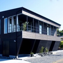 ガレージのデザイン｜テラスの様なガレージ｜岡山・倉敷のおしゃれな注文住宅を手がける工務店によるデザイナーズ住宅｜岡山・倉敷でおしゃれな注文住宅を手がける工務店【意匠堂】