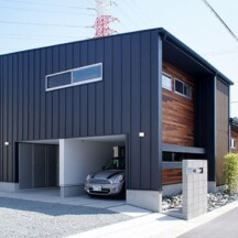 ガレージのデザイン｜シンプルなガレージ｜岡山・倉敷のおしゃれな注文住宅を手がける工務店によるデザイナーズ住宅｜岡山・倉敷でおしゃれな注文住宅を手がける工務店【意匠堂】