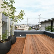 オシャレ住宅、デザイン建築、注文住宅、岡山工務店、意匠堂、新築、店舗設計、完成見学会、工務店、デザイナーズ住宅、岡山一級建築士事務所 デッキ/庭のデザイン|デッキ|年間11棟限定。岡山・倉敷で工務店が“作品”として叶えるおしゃれな注文住宅|岡山・倉敷でおしゃれな注文住宅を手がける工務店【意匠堂】