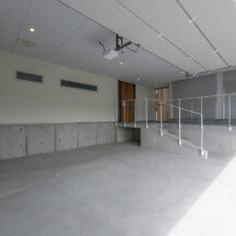 玄関／土間のデザイン｜工務店、住宅展示場、家づくり、建築家、設計事務所、おしゃれ住宅、オシャレ住宅、デザイン建築、注文住宅、岡山工務店、意匠堂、新築、店舗設計、完成見学会、工務店、デザイナーズ住宅、岡山一級建築士事務所、倉敷、倉敷工務店、倉敷設計事務所、新築住宅、新築注文住宅、注文住宅、店舗併用住宅、平屋、コートハウス、高性能住宅、高気密高断熱、ローコスト住宅｜年間11棟限定。岡山・倉敷で工務店が“作品”として叶えるおしゃれな注文住宅｜岡山・倉敷でおしゃれな注文住宅を手がける工務店【意匠堂】