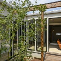 工務店、住宅展示場、家づくり、建築家、設計事務所、おしゃれ住宅、オシャレ住宅、デザイン建築、注文住宅、岡山工務店、意匠堂、新築、店舗設計、完成見学会、工務店、デザイナーズ住宅、岡山一級建築士事務所、倉敷、倉敷工務店、倉敷設計事務所、新築住宅、新築注文住宅、注文住宅、店舗併用住宅、平屋、コートハウス、高性能住宅、高気密高断熱、ローコスト住宅 デッキ/庭のデザイン|ガーデン|年間11棟限定。岡山・倉敷で工務店が“作品”として叶えるおしゃれな注文住宅|岡山・倉敷でおしゃれな注文住宅を手がける工務店【意匠堂】