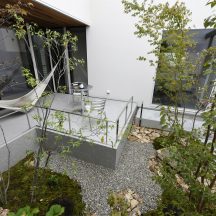 工務店、住宅展示場、家づくり、建築家、設計事務所、おしゃれ住宅、オシャレ住宅、デザイン建築、注文住宅、岡山工務店、意匠堂、新築、店舗設計、完成見学会、工務店、デザイナーズ住宅、岡山一級建築士事務所、倉敷、倉敷工務店、倉敷設計事務所、新築住宅、新築注文住宅、注文住宅、店舗併用住宅、平屋、コートハウス、高性能住宅、高気密高断熱、ローコスト住宅 デッキ/庭のデザイン|ガーデン|年間11棟限定。岡山・倉敷で工務店が“作品”として叶えるおしゃれな注文住宅|岡山・倉敷でおしゃれな注文住宅を手がける工務店【意匠堂】