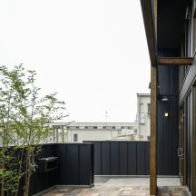 工務店、住宅展示場、家づくり、建築家、設計事務所、おしゃれ住宅、オシャレ住宅、デザイン建築、注文住宅、岡山工務店、意匠堂、新築、店舗設計、完成見学会、工務店、デザイナーズ住宅、岡山一級建築士事務所、倉敷、倉敷工務店、倉敷設計事務所、新築住宅、新築注文住宅、注文住宅、店舗併用住宅、平屋、コートハウス、高性能住宅、高気密高断熱、ローコスト住宅 デッキ/庭のデザイン|ガーデン2|年間11棟限定。岡山・倉敷で工務店が“作品”として叶えるおしゃれな注文住宅|岡山・倉敷でおしゃれな注文住宅を手がける工務店【意匠堂】