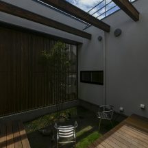 工務店、住宅展示場、家づくり、建築家、設計事務所、おしゃれ住宅、オシャレ住宅、デザイン建築、注文住宅、岡山工務店、意匠堂、新築、店舗設計、完成見学会、工務店、デザイナーズ住宅、岡山一級建築士事務所、倉敷、倉敷工務店、倉敷設計事務所、新築住宅、新築注文住宅、注文住宅、店舗併用住宅、平屋、コートハウス、高性能住宅、高気密高断熱、ローコスト住宅 デッキ/庭のデザイン|ガーデン2|年間11棟限定。岡山・倉敷で工務店が“作品”として叶えるおしゃれな注文住宅|岡山・倉敷でおしゃれな注文住宅を手がける工務店【意匠堂】