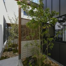 工務店、住宅展示場、家づくり、建築家、設計事務所、おしゃれ住宅、オシャレ住宅、デザイン建築、注文住宅、岡山工務店、意匠堂、新築、店舗設計、完成見学会、工務店、デザイナーズ住宅、岡山一級建築士事務所、倉敷、倉敷工務店、倉敷設計事務所、新築住宅、新築注文住宅、注文住宅、店舗併用住宅、平屋、コートハウス、高性能住宅、高気密高断熱、ローコスト住宅 デッキ/庭のデザイン|ガーデン2|年間11棟限定。岡山・倉敷で工務店が“作品”として叶えるおしゃれな注文住宅|岡山・倉敷でおしゃれな注文住宅を手がける工務店【意匠堂】