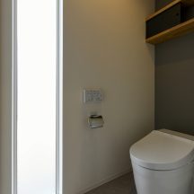 工務店、住宅展示場、家づくり、建築家、設計事務所、おしゃれ住宅、オシャレ住宅、デザイン建築、注文住宅、岡山工務店、意匠堂、新築、店舗設計、完成見学会、工務店、デザイナーズ住宅、岡山一級建築士事務所、倉敷、倉敷工務店、倉敷設計事務所、新築住宅、新築注文住宅、注文住宅、店舗併用住宅、平屋、コートハウス、高性能住宅、高気密高断熱、ローコスト住宅 トイレ/洗面のデザイン|年間11棟限定。岡山・倉敷で工務店が“作品”として叶えるおしゃれな注文住宅|岡山・倉敷でおしゃれな注文住宅を手がける工務店【意匠堂】