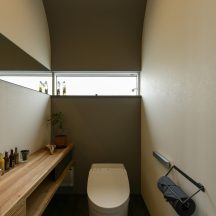 工務店、住宅展示場、家づくり、建築家、設計事務所、おしゃれ住宅、オシャレ住宅、デザイン建築、注文住宅、岡山工務店、意匠堂、新築、店舗設計、完成見学会、工務店、デザイナーズ住宅、岡山一級建築士事務所、倉敷、倉敷工務店、倉敷設計事務所、新築住宅、新築注文住宅、注文住宅、店舗併用住宅、平屋、コートハウス、高性能住宅、高気密高断熱、ローコスト住宅 トイレ/洗面のデザイン|年間11棟限定。岡山・倉敷で工務店が“作品”として叶えるおしゃれな注文住宅|岡山・倉敷でおしゃれな注文住宅を手がける工務店【意匠堂】