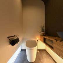 工務店、住宅展示場、家づくり、建築家、設計事務所、おしゃれ住宅、オシャレ住宅、デザイン建築、注文住宅、岡山工務店、意匠堂、新築、店舗設計、完成見学会、工務店、デザイナーズ住宅、岡山一級建築士事務所、倉敷、倉敷工務店、倉敷設計事務所、新築住宅、新築注文住宅、注文住宅、店舗併用住宅、平屋、コートハウス、高性能住宅、高気密高断熱、ローコスト住宅 トイレ/洗面のデザイン|年間11棟限定。岡山・倉敷で工務店が“作品”として叶えるおしゃれな注文住宅|岡山・倉敷でおしゃれな注文住宅を手がける工務店【意匠堂】