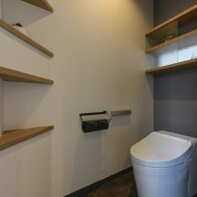工務店、住宅展示場、家づくり、建築家、設計事務所、おしゃれ住宅、オシャレ住宅、デザイン建築、注文住宅、岡山工務店、意匠堂、新築、店舗設計、完成見学会、工務店、デザイナーズ住宅、岡山一級建築士事務所、倉敷、倉敷工務店、倉敷設計事務所、新築住宅、新築注文住宅、注文住宅、店舗併用住宅、平屋、コートハウス、高性能住宅、高気密高断熱、ローコスト住宅 トイレ/洗面のデザイン|年間11棟限定。岡山・倉敷で工務店が“作品”として叶えるおしゃれな注文住宅|岡山・倉敷でおしゃれな注文住宅を手がける工務店【意匠堂】
