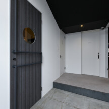 玄関／土間のデザイン｜工務店、住宅展示場、家づくり、建築家、設計事務所、おしゃれ住宅、オシャレ住宅、デザイン建築、注文住宅、岡山工務店、意匠堂、新築、店舗設計、完成見学会、工務店、デザイナーズ住宅、岡山一級建築士事務所、倉敷、倉敷工務店、倉敷設計事務所、新築住宅、新築注文住宅、注文住宅、店舗併用住宅、平屋、コートハウス、高性能住宅、高気密高断熱、ローコスト住宅｜年間11棟限定。岡山・倉敷で工務店が“作品”として叶えるおしゃれな注文住宅｜岡山・倉敷でおしゃれな注文住宅を手がける工務店【意匠堂】