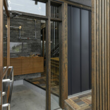 玄関／土間のデザイン｜工務店、住宅展示場、家づくり、建築家、設計事務所、おしゃれ住宅、オシャレ住宅、デザイン建築、注文住宅、岡山工務店、意匠堂、新築、店舗設計、完成見学会、工務店、デザイナーズ住宅、岡山一級建築士事務所、倉敷、倉敷工務店、倉敷設計事務所、新築住宅、新築注文住宅、注文住宅、店舗併用住宅、平屋、コートハウス、高性能住宅、高気密高断熱、ローコスト住宅｜年間11棟限定。岡山・倉敷で工務店が“作品”として叶えるおしゃれな注文住宅｜岡山・倉敷でおしゃれな注文住宅を手がける工務店【意匠堂】