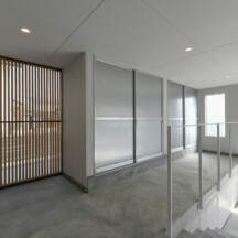 玄関／土間のデザイン｜工務店、住宅展示場、家づくり、建築家、設計事務所、おしゃれ住宅、オシャレ住宅、デザイン建築、注文住宅、岡山工務店、意匠堂、新築、店舗設計、完成見学会、工務店、デザイナーズ住宅、岡山一級建築士事務所、倉敷、倉敷工務店、倉敷設計事務所、新築住宅、新築注文住宅、注文住宅、店舗併用住宅、平屋、コートハウス、高性能住宅、高気密高断熱、ローコスト住宅｜年間11棟限定。岡山・倉敷で工務店が“作品”として叶えるおしゃれな注文住宅｜岡山・倉敷でおしゃれな注文住宅を手がける工務店【意匠堂】