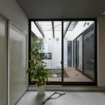 玄関／土間のデザイン｜工務店、住宅展示場、家づくり、建築家、設計事務所、おしゃれ住宅、オシャレ住宅、デザイン建築、注文住宅、岡山工務店、意匠堂、新築、店舗設計、完成見学会、工務店、デザイナーズ住宅、岡山一級建築士事務所、倉敷、倉敷工務店、倉敷設計事務所、新築住宅、新築注文住宅、注文住宅、店舗併用住宅、平屋、コートハウス、高性能住宅、高気密高断熱、ローコスト住宅｜年間11棟限定。岡山・倉敷で工務店が“作品”として叶えるおしゃれな注文住宅｜岡山・倉敷でおしゃれな注文住宅を手がける工務店【意匠堂】