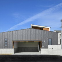 ガレージのデザイン｜ガレージの写真｜岡山・倉敷のおしゃれな注文住宅を手がける工務店によるデザイナーズ住宅｜岡山・倉敷でおしゃれな注文住宅を手がける工務店【意匠堂】