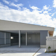ガレージのデザイン｜斜め天井のガレージ｜岡山・倉敷のおしゃれな注文住宅を手がける工務店によるデザイナーズ住宅｜岡山・倉敷でおしゃれな注文住宅を手がける工務店【意匠堂】