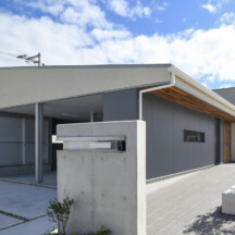 ガレージのデザイン｜白いコンクリートのガレージ｜岡山・倉敷のおしゃれな注文住宅を手がける工務店によるデザイナーズ住宅｜岡山・倉敷でおしゃれな注文住宅を手がける工務店【意匠堂】