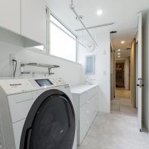 トイレ/洗面のデザイン|住宅ランドリールーム室内物干しデザイン|年間11棟限定。岡山・倉敷で工務店が“作品”として叶えるおしゃれな注文住宅|岡山・倉敷でおしゃれな注文住宅を手がける工務店【意匠堂】