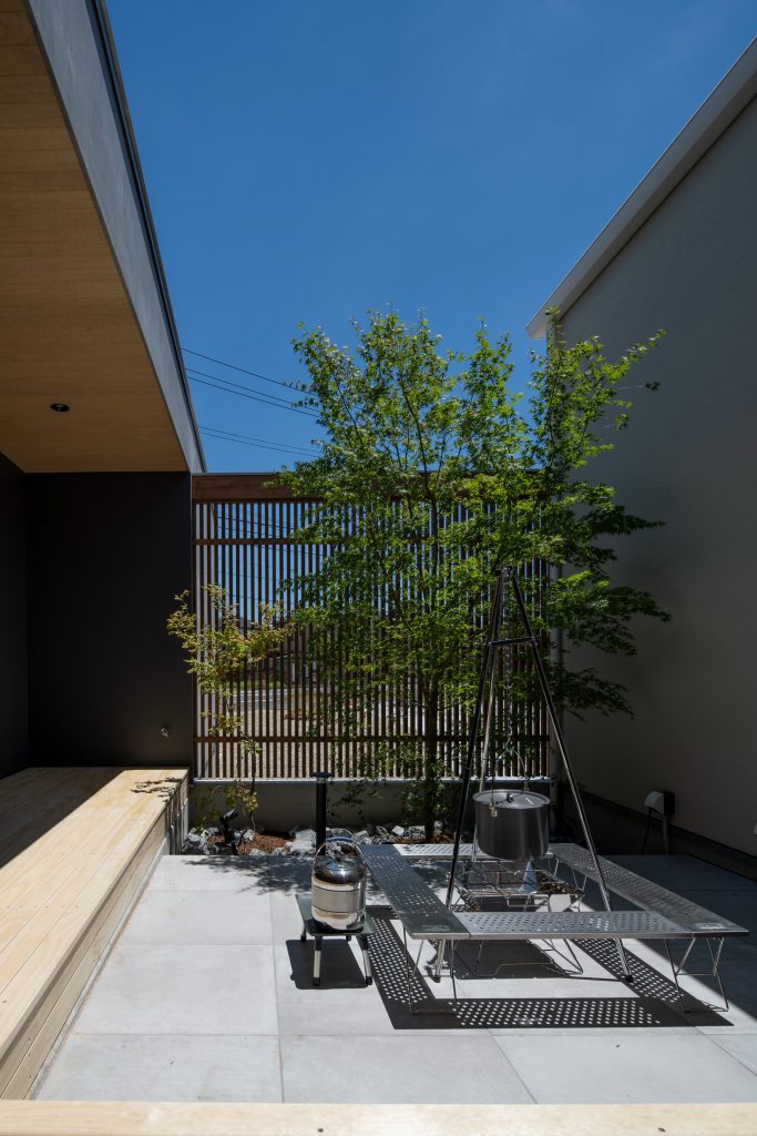 ウッド&タイルのホテルライクな中庭｜ベンチにもなるウッドデッキ｜岡山・倉敷でおしゃれな注文住宅を手がける工務店【意匠堂】 (1)