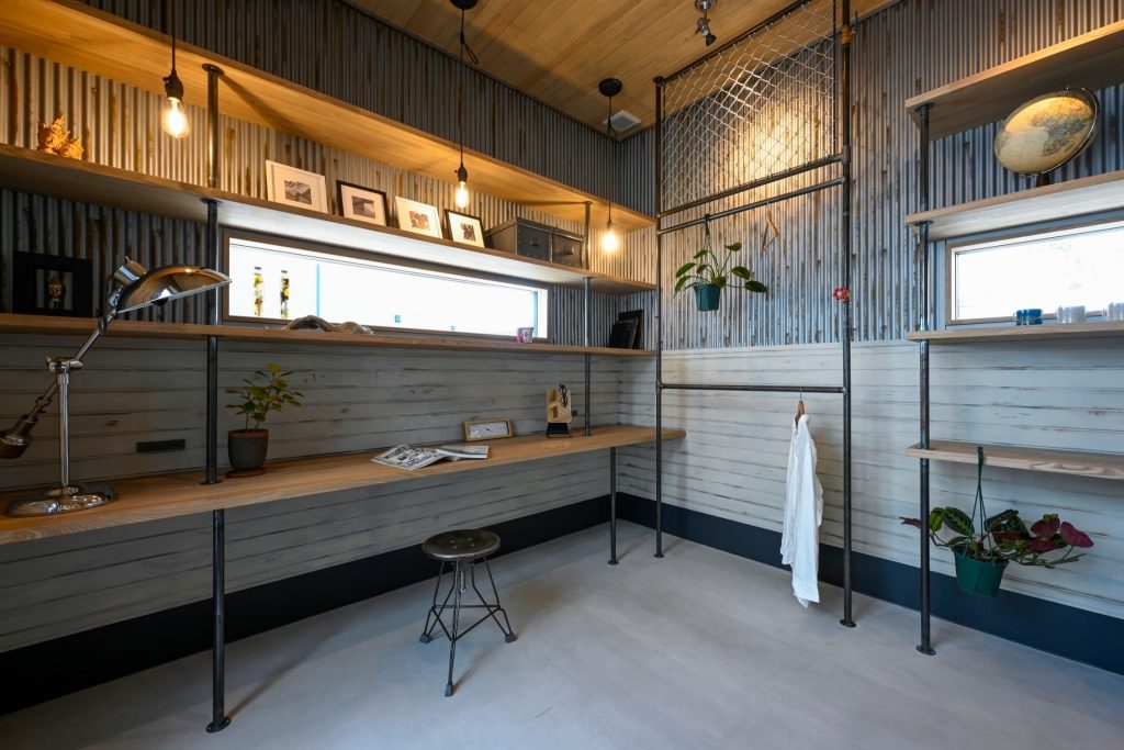 エージングでアンティークに仕上げた土間の趣味部屋｜岡山・倉敷でおしゃれな注文住宅を手がける工務店【意匠堂】