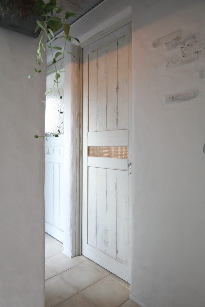 エージング造作ドアの味がある加工｜岡山・倉敷でおしゃれな注文住宅を手がける工務店【意匠堂】