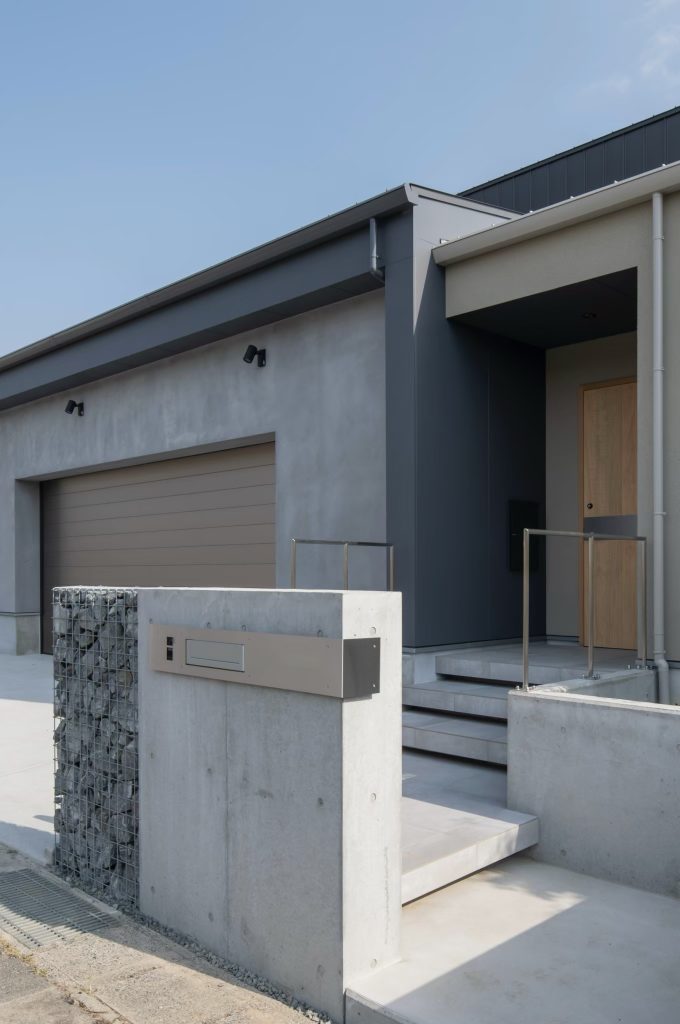 シンプルながらカッコよさのあるガビオン門柱｜岡山・倉敷でおしゃれな注文住宅を手がける工務店【意匠堂】