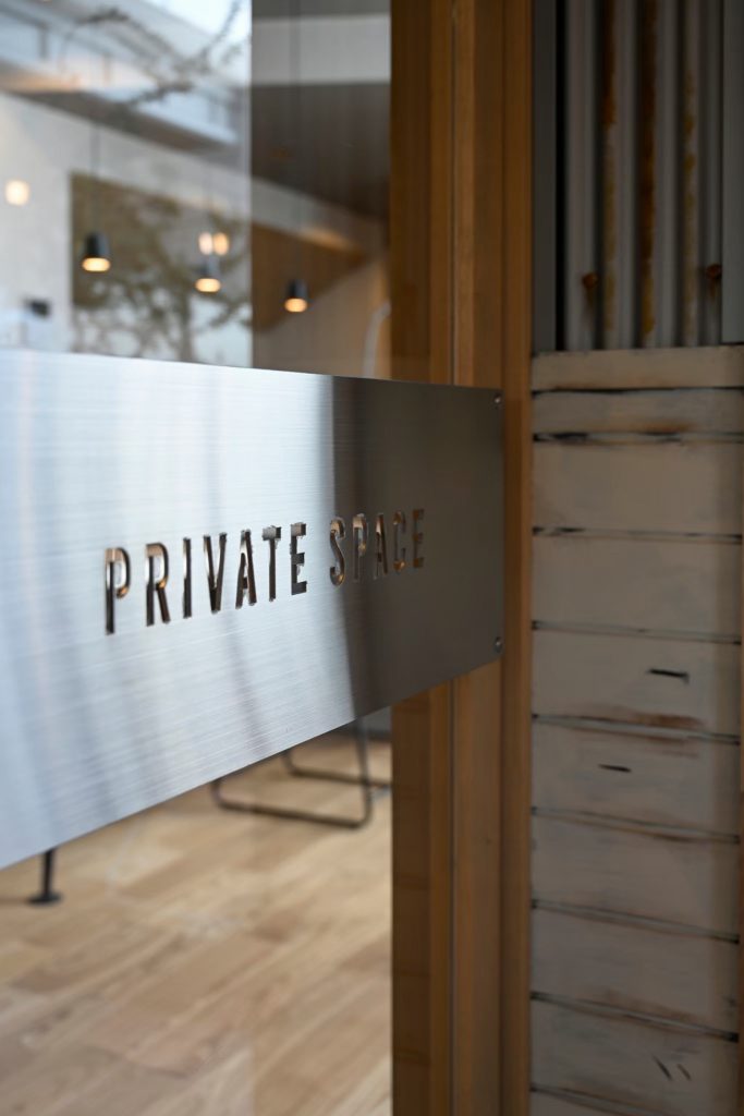 ステンレス板を文字型にくり抜いた取っ手｜岡山・倉敷でおしゃれな注文住宅を手がける工務店【意匠堂】