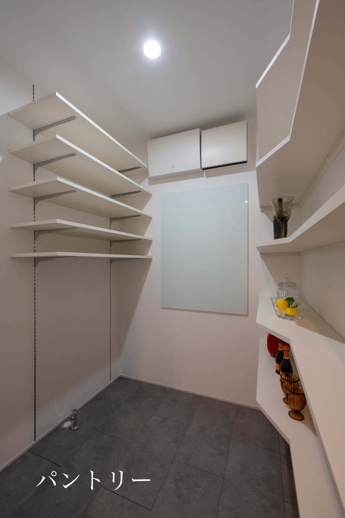 プラグマティズムの家のパントリー｜大容量でストックしやすいパントリー｜岡山・倉敷でおしゃれな注文住宅を手がける工務店【意匠堂】