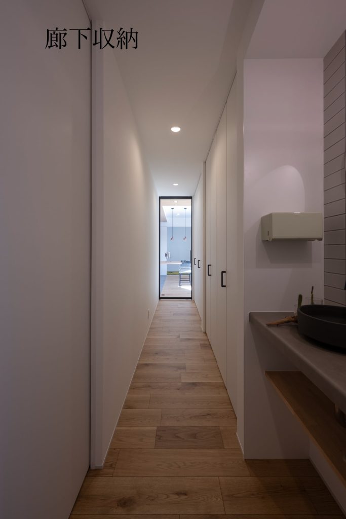 プラグマティズムの家の廊下｜洗面も収納もある廊下｜岡山・倉敷でおしゃれな注文住宅を手がける工務店【意匠堂】