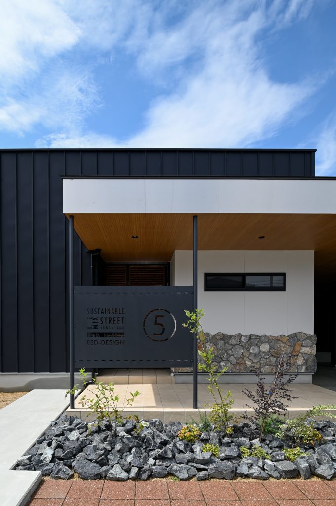 ロック多様で高級感のある坪庭｜岡山・倉敷でおしゃれな注文住宅を手がける工務店【意匠堂】