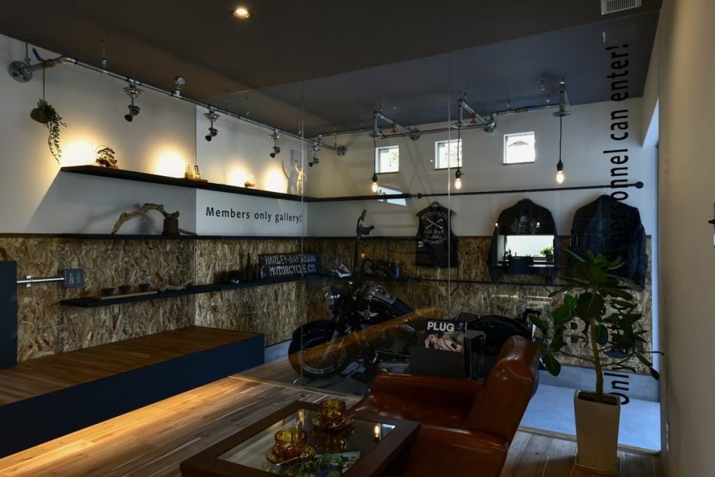 一面FIXガラスのリビングから一望できるバイクガレージ｜岡山・倉敷でおしゃれな注文住宅を手がける工務店【意匠堂】