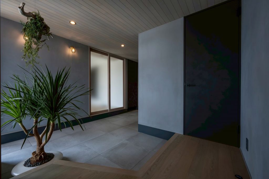 二世帯が共用できるダイナミックな玄関土間｜岡山・倉敷でおしゃれな注文住宅を手がける工務店【意匠堂】