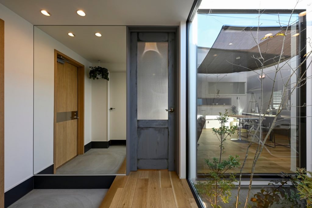 味のあるエージングを施したオリジナル造作ドア｜岡山・倉敷でおしゃれな注文住宅を手がける工務店【意匠堂】