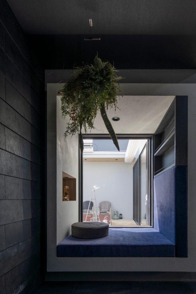 大胆に紫の生地を使用したアクセントのあるヌック｜岡山・倉敷でおしゃれな注文住宅を手がける工務店【意匠堂】