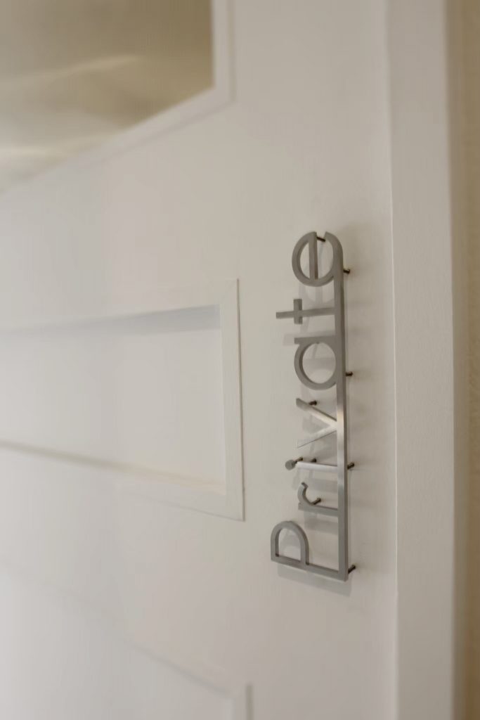 文字の取手で機能性も一体化したデザイン｜岡山・倉敷でおしゃれな注文住宅を手がける工務店【意匠堂】