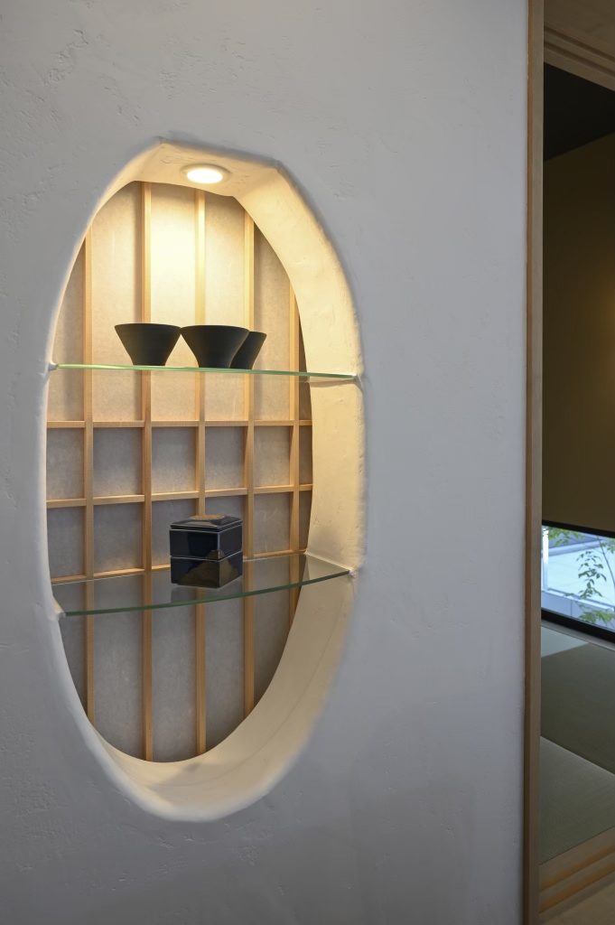 格子とガラス棚を組み合わせた和の飾り棚｜岡山・倉敷でおしゃれな注文住宅を手がける工務店【意匠堂】