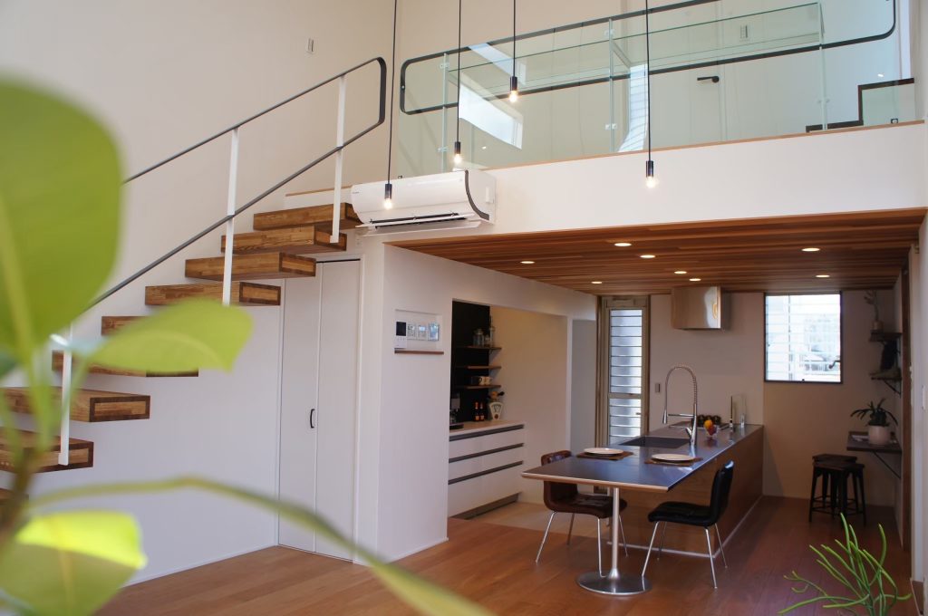 片持ち階段｜岡山・倉敷でおしゃれな注文住宅を手がける工務店【意匠堂】