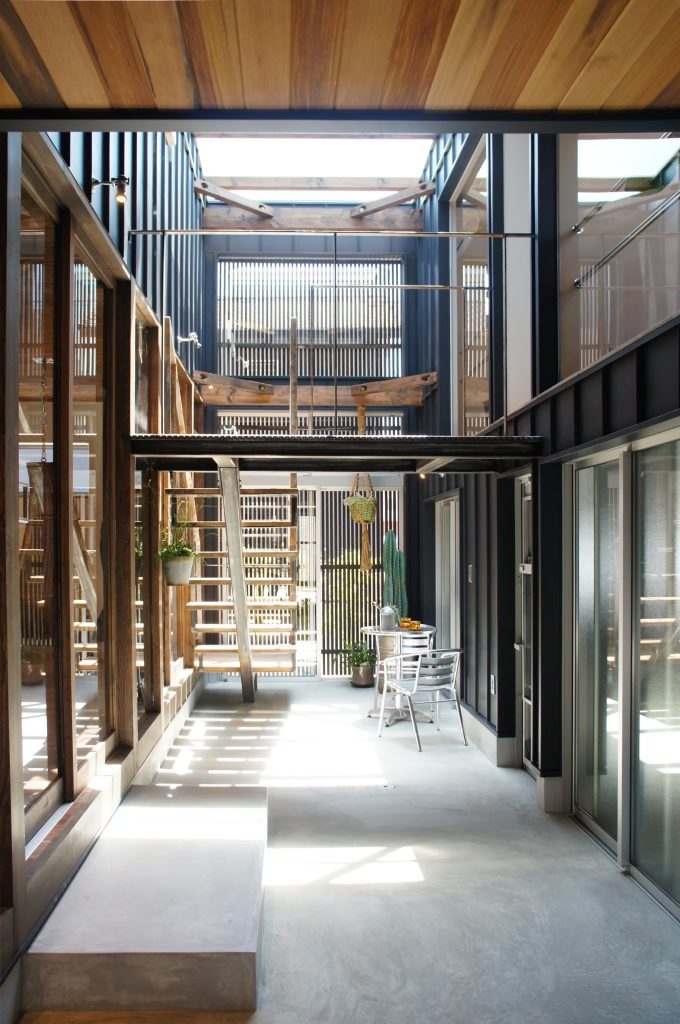 鉄素地の階段＆渡り廊下｜岡山・倉敷でおしゃれな注文住宅を手がける工務店【意匠堂】