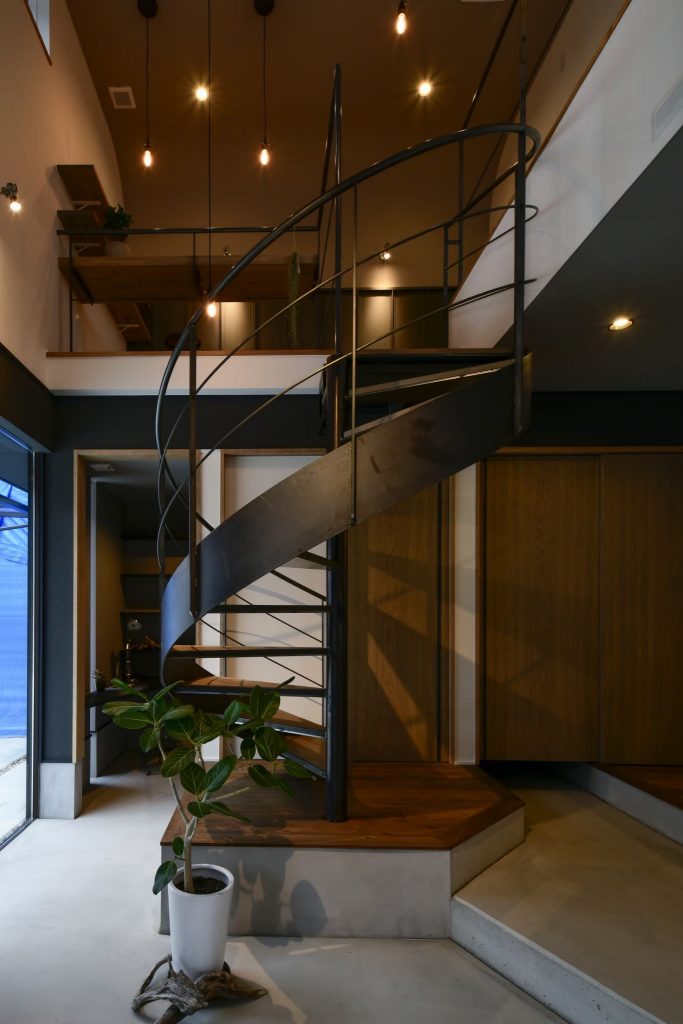 黒の螺旋階段｜岡山・倉敷でおしゃれな注文住宅を手がける工務店【意匠堂】